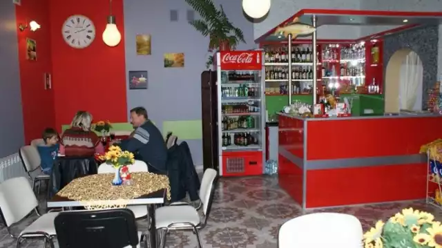 Wilków, Łysogórska 199 660 901 412Do dyspozycji gości jest duży ogród. W menu dominuje tradycyjna polska kuchnia, zaś specjalnością lokalu jest pstrąg, hodowany we własnym stawie. Ryba podawana jest na kilka sposobów – między innymi w zestawach, z surówkami, z masłem czosnkowym, smażony lub wędzony.Można tu organizować imprez okolicznościowe.