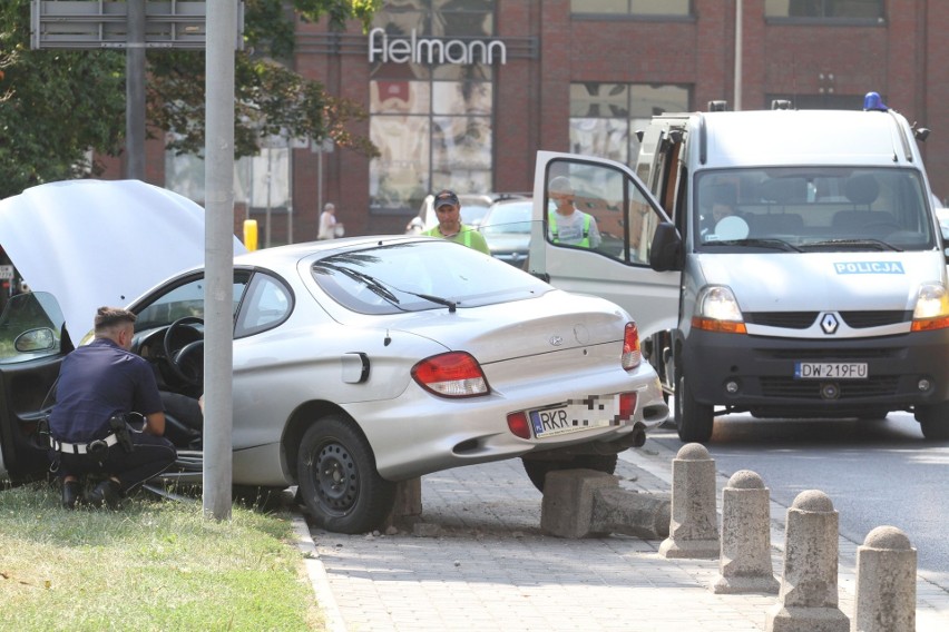 Wypadek przy Galerii Dominikańskiej. Kobieta wylądowała na słupkach [ZDJĘCIA]