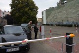 Świebodzin. Tłumaczymy, jak zaparkować przy urzędzie miejskim. Na parkingu są biletomaty i szlabany. Za postój ponad godzinę trzeba płacić 