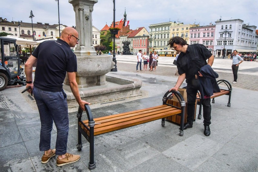 Wczoraj na Starym Rynku pojawiły się ławki i kwietniki