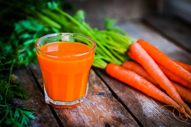 Jednym z napojów, które są tanie w przygotowaniu i smaczne, jest sok z marchwi. Z powodzeniem można łączyć marchewkę z innymi warzywami i owocami tworząc pożywną przekąskę. Kliknij w obrazek, aby zobaczyć przykłady zdrowych soków.