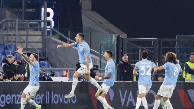 Piłkarz Romy trafiony butelką, Lazio z awansem w Pucharze Włoch