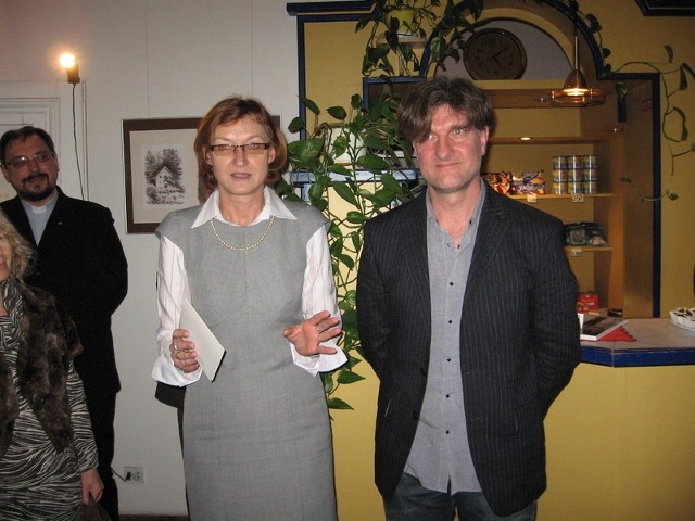 Jest to pierwsza wystawa pana Jacka w Radomiu &#8211; mówiła Anna Skubisz &#8211; Szymanowska, dyrektor Miejskiej Biblioteki Publicznej.Z prawej Jacek Wojtysiak.