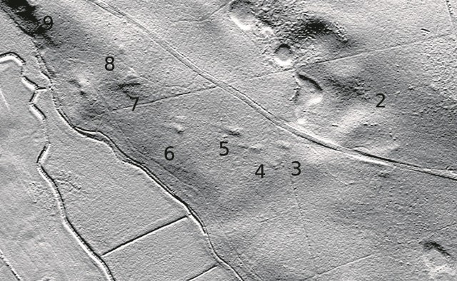 Po zastosowaniu laserowego skanowania terenu można dostrzec wybrzuszenia, które po dokładnej analizie okazały się megalitycznymi nagrobkami. Wcześniej znano tylko dwa takie obiekty