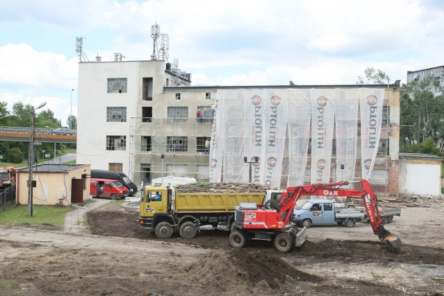 Zabytkowy budynek młyna usytuowany jest przy ulicy Krakowskiej w Kielcach przy zjeździe do ulicy Armii Krajowej, naprzeciw rezerwatu Kadzielnia. Właściciel prowadzi jego remont i prace porządkowe.