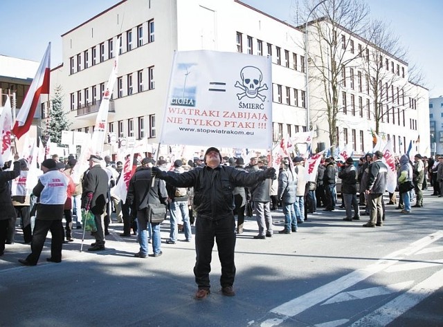 27 marca, gdy na Śląsku trwał strajk ogłoszony przez regionalną Solidarność, przed Podlaskim Urzędem wojewódzkim w Białymstoku demonstrowali nie tylko związkowcy