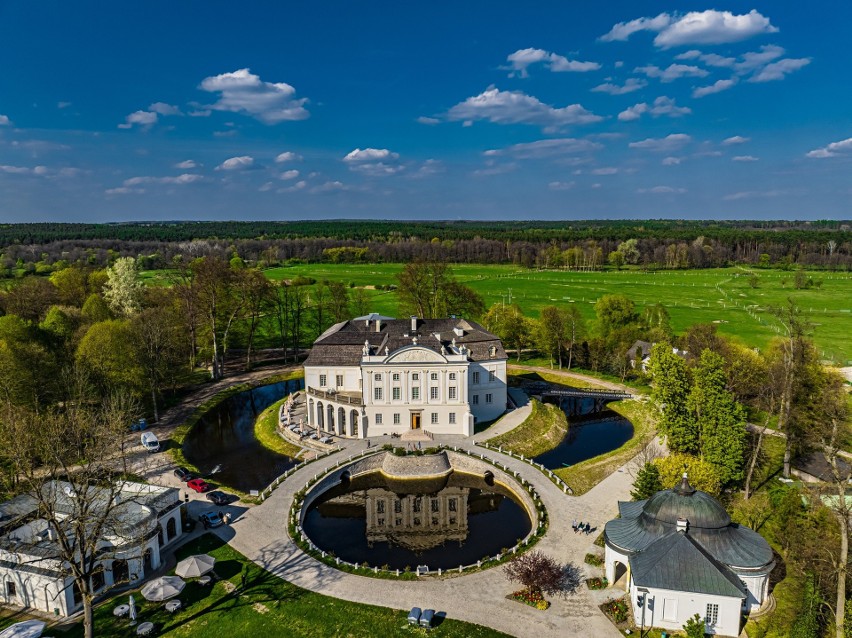 Pałac w Kurozwękach zachwyca! Oto niesamowite zdjęcia z drona