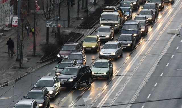 Policja na razie nie wystawia mandatów za jazdę po buspasie.