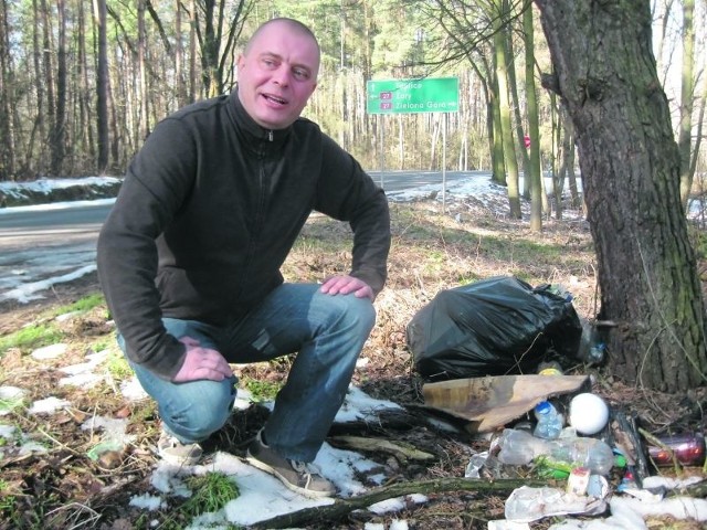 - Przydałyby się jakieś kary dla tych, którzy zaśmiecają rowy i lasy - mówi Krzysztof Piaseczny. - A edukację ekologiczną trzeba rozpoczynać jeszcze w przedszkolach.