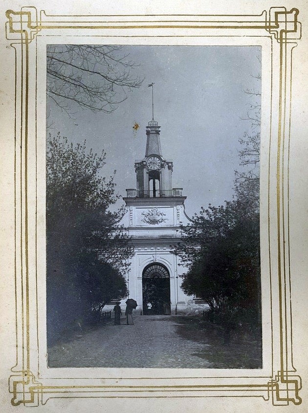 Brama wjazdowa do Pałacu Branickich w tamtym okresie (1841 -...