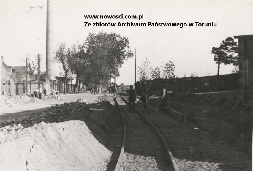 Budowa toru tramwajowego przy Lubickiej w Toruniu. Po lewej...