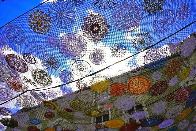 Inspiracją dla tarnobrzeskiej akcji "Koronkowe niebo" była inicjatywa Żarskiego Domu Kultury - tak wyglądał koronkowy parasol nad deptakiem w Żarach