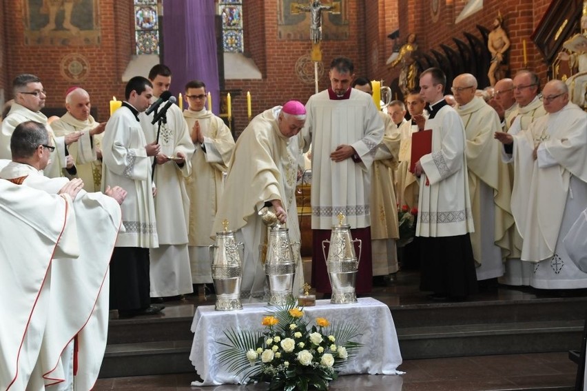 Msza krzyżma świętego celebrowana w kościele katedralnym diecezji toruńskiej