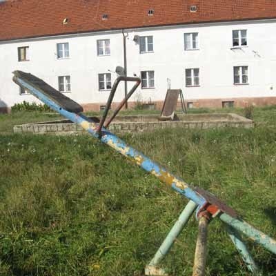 Zardzewiałe sprzęty miały być usunięte jeszcze w sierpniu, ale nadal stoją, tam gdzie stały.