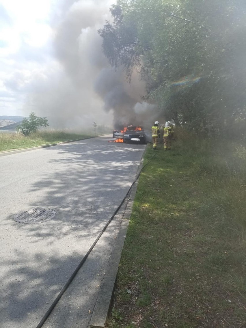 Myślenice. Pożar samochodu na ulicy Solidarności 