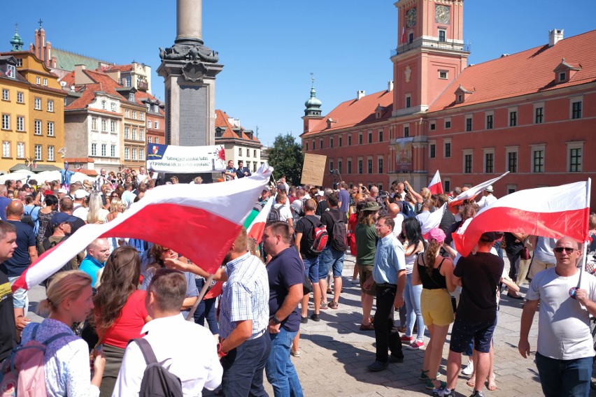 Warszawa: Protest antyszczepionkowców "Zakończyć Plandemię"....