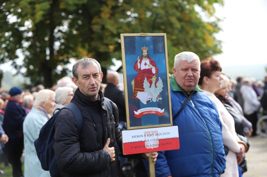 Uczestnicy XIV Diecezjalnej Pielgrzymki Wspólnot Żywego Różańca w sanktuarium w Piotrkowicach modlili się o pokój. Był biskup Jan Piotrowski