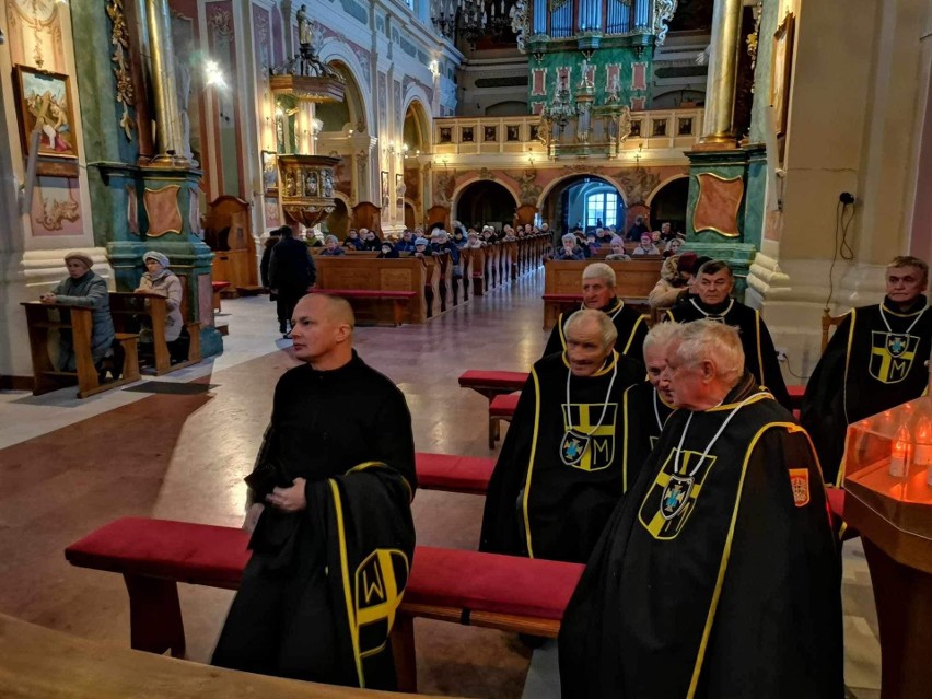 Ceremonia przyjęcia nowego brata w szeregi Zakonu Rycerzy św. Jana Pawła II w sanktuarium pw. św. Antoniego w Ostrołęce, 18.11.2023