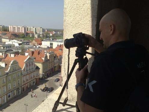 Amatorzy fotografii robili zdjęcia z wieży Ratusza w Opolu.