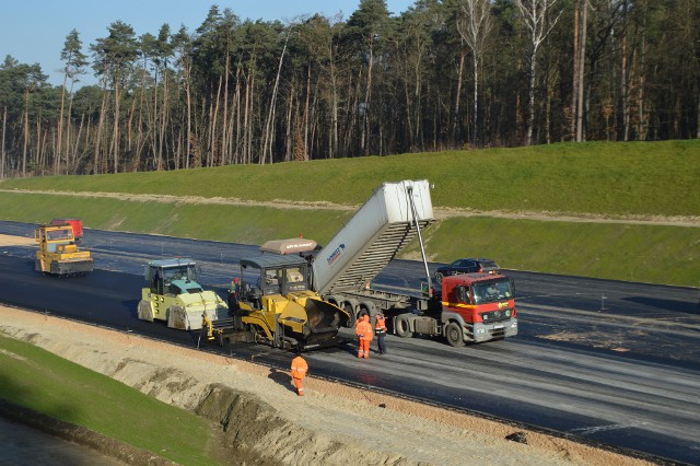 W rejonie Lućmierza trwa układanie asfaltu