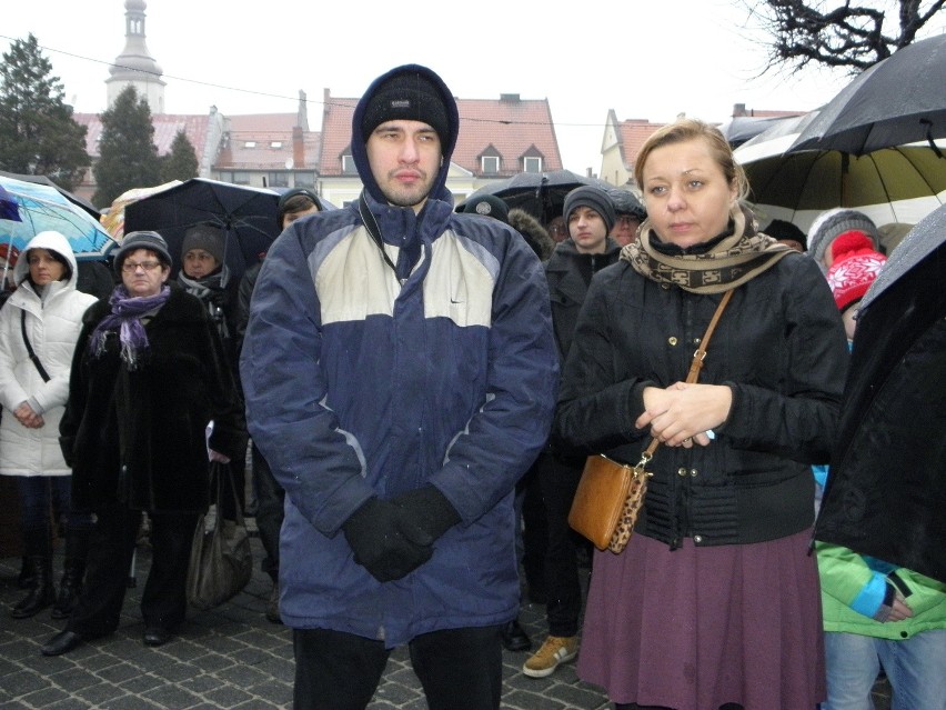 Krzyż ŚDM w Żorach: Adoracja i procesja [ZDJĘCIA]