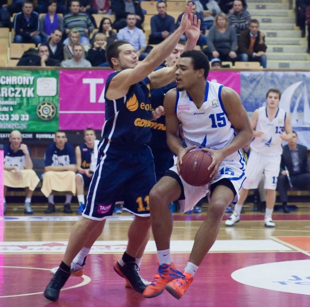 Koszykarze Jeziora Tarnobrzeg (z piłką Xavier Alexander, z prawej Christopher Long), rozegrają dwa mecze z AZS Koszalin.