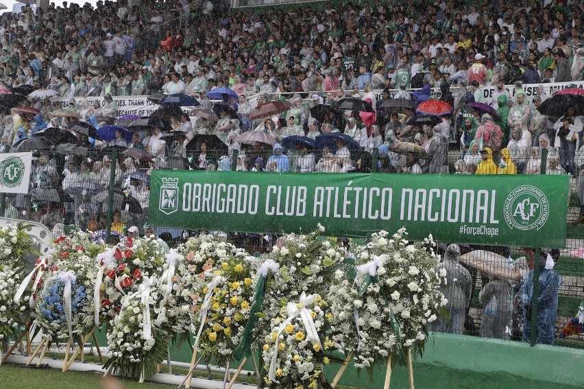 Trumny z ciałami piłkarzy Chapecoense wystawione na...