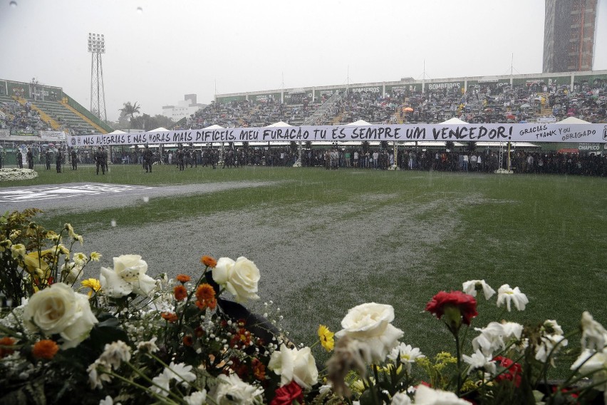 Trumny z ciałami piłkarzy Chapecoense wystawione na...