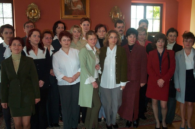 Absolwenci magisterskich studiów uzupełniających. Z tyłu stoją (od lewej): Magdalena Zawadzka, Władysław Grębski, Aleksandra Grądowa, Dorota Siedlecka, Sławomir Świerczek, Iwona Ziobrowska-Kowalik, Grzegorz Jarosz. Z przodu (od lewej): Anna Posyniak, Joanna Majgier, Celina Skalska, Dorota Włosek, Dorota Sękowska, Agnieszka Derewlany, Wioletta Marszałek, Barbara Dudziak, Jolanta Tymoszko, Elżbieta Gawryiołek, Irena Żymańczyk-Czajka, Agata Luby.