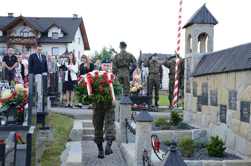 Mogiła ofiar pacyfikacji na cmentarzu w Krzeczowie