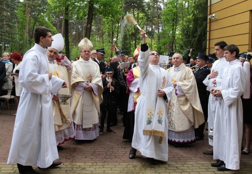 Tympanon poświęcił między innymi dyrektor Ośrodka ksiądz...