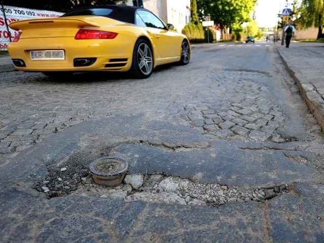 Feralny odcinek ul. Jasińskiego. Kierowcy muszą uważać, aby nie uszkodzić samochodu.