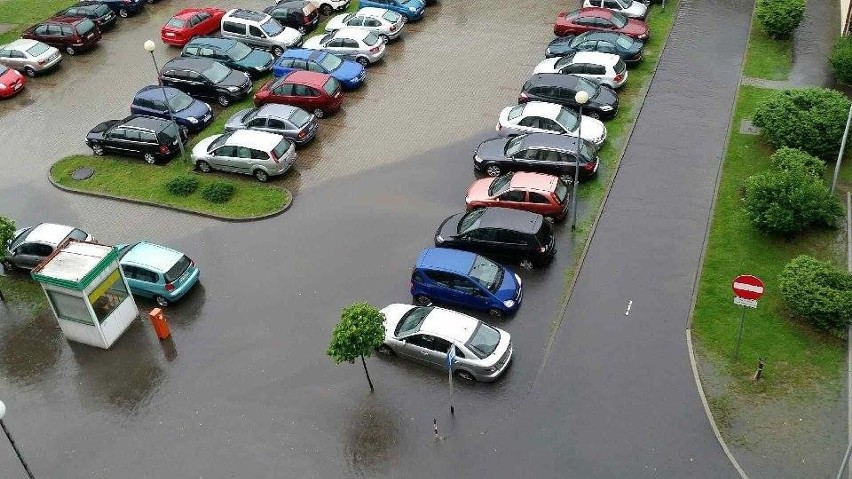 Zalany parking przed Lubuskim Urzędem Wojewódzkim