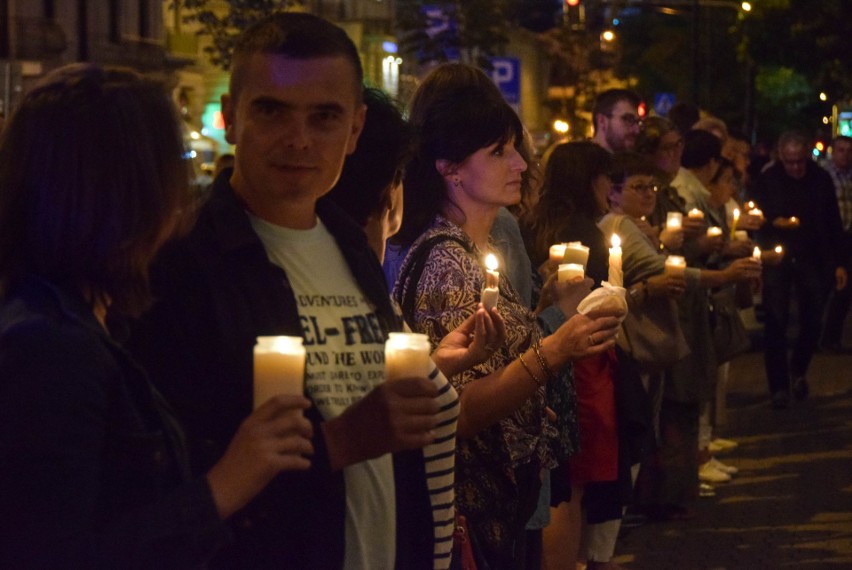 Protest przed Sądem Okręgowym w Lublinie. Setki zniczy, flagi i hymn (ZDJĘCIA, WIDEO)