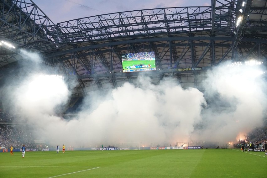 Lech Poznań: Grupa kibiców Ultras Lech przestała istnieć. Kto zajmie się oprawami? Znamy kulisy ataku chuliganów Widzewa Łódź