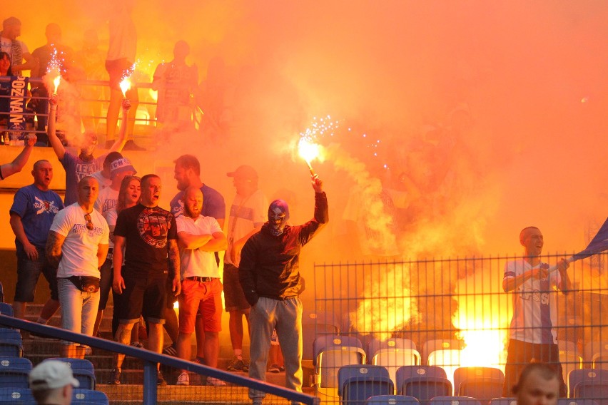 Lech Poznań: Grupa kibiców Ultras Lech przestała istnieć. Kto zajmie się oprawami? Znamy kulisy ataku chuliganów Widzewa Łódź