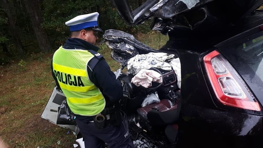 Wypadek w Zielinie. Samochód osobowy czołowo zderzył się z autobusem. Ciężko ranna 35-latka!