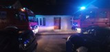 Nocny pożar w domu w Koronowie. Strażacy w porę ewakuowali mieszkańca poddasza [zdjęcia]