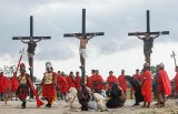Krzyżowanie, korowód kościotrupów, rakieta w kształcie gołębia i inne szokujące tradycje wielkanocne na świecie