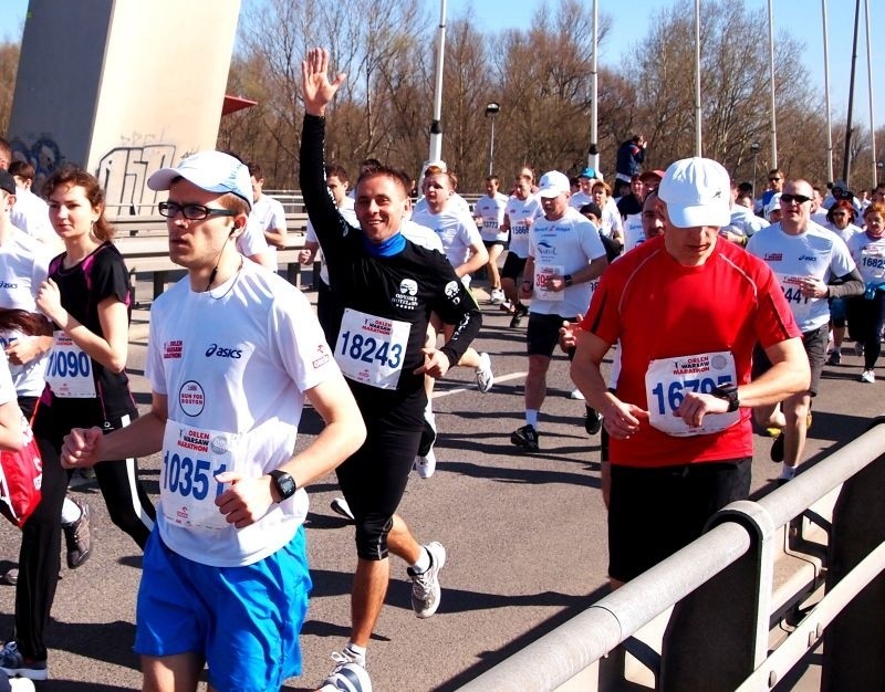 Tomasz Pawlusek podczas maratonu na moście Świętokrzyskim.