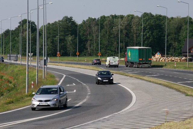 W zaakceptowanym wariancie obwodnica zaczynałaby się od ulicy Krapkowickiej, następnie w rejonie ul. Podmiejskiej trasa przekraczałaby Odrę, a dalej przebiegałaby nad ulicą Popiełuszki. Potem krzyżowałaby się m.in. z ulicami Brzechwy i Łukaszewicza. Koniec drogi zaplanowano na rondzie Jerzego Szczakiela. Tu droga połączy się z obwodnicą północną (na zdjęciu).