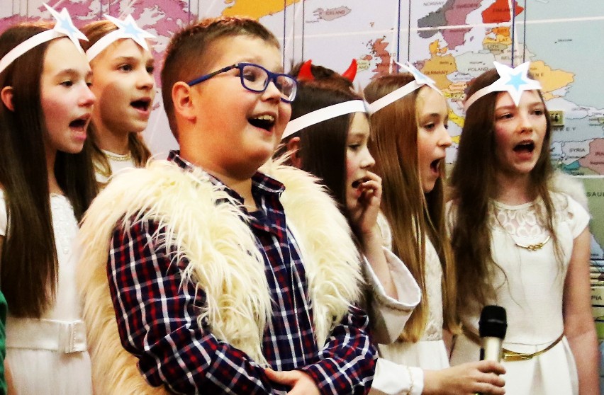 Nowy Sącz. Pastorałki zaśpiewały dzieci ze Szkoły Podstawowej w Falkowej [ZDJĘCIA]
