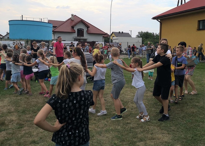 Bawili się na pikniku w Porębach Dębskich. Pomogli małej Antosi 