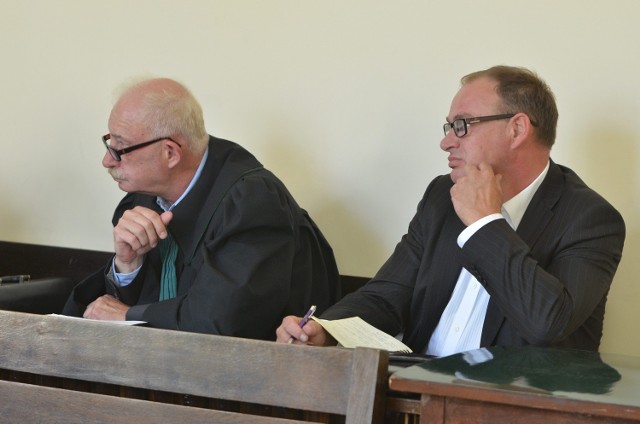 Ze skazanych w procesie, na rozprawie odwoławczej pojawił się tylko Krzysztof Popenda (z prawej)
