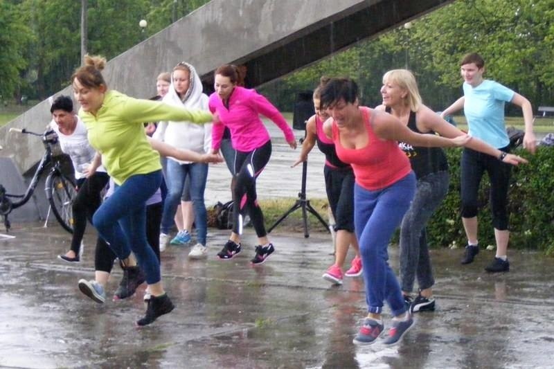 Zumba w parku Kasprowicza: Nie przestraszyły się deszczu!