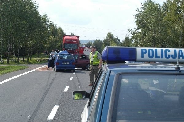 Zderzenie w JaszczwiZe wstepnych ustalen policji wynika, ze kierowca forda nie zachowal ostrozności wyjezdzając z posesji na glówną droge. Jadący od strony Krosna z duzą predkością fiat uno nie wyhamowal i uderzyl w bok forda. 