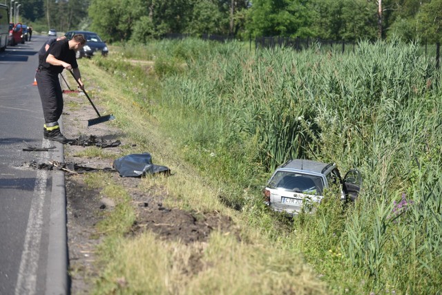 Do zderzenia dwóch aut doszło na ulicy Nieszawskiej. W skutek kolizji jedno z auto spadło do rowu.Około 8:30 przy ul. Nieszawskiej w Toruniu zderzyły się dwa samochody osobowe jadące od strony centrum miasta. Jak wynika ze wstępnych ustaleń policji, kia chciała skręcić w lewo na posesję. Tego manewru nie zauważył jednak podróżujący za nią kierowca volkswagena passata. Trzy osoby trafiły do szpitala, a jedno z aut wylądowało w rowie. Na tym odcinku drogi nie ma już utrudnień.  wideo: P. Czarniak