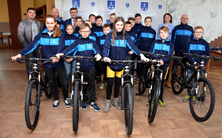 Dresy i rowery dla młodych kolarzy w Daleszycach