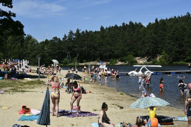 Żar lejący się z nieba skusił mnóstwo osób do szukania ochłody w wodach zalewu Kaniów, w gminie Zagnańsk. W niedzielę, 20 czerwca, próżno było szukać wolnego miejsca na plaży. Wszędzie można było zauważyć kolorowe ręczniki i parasole. Dużą popularnością cieszyły się także rowerki wodne. Zobacz więcej na kolejnych slajdach >>>