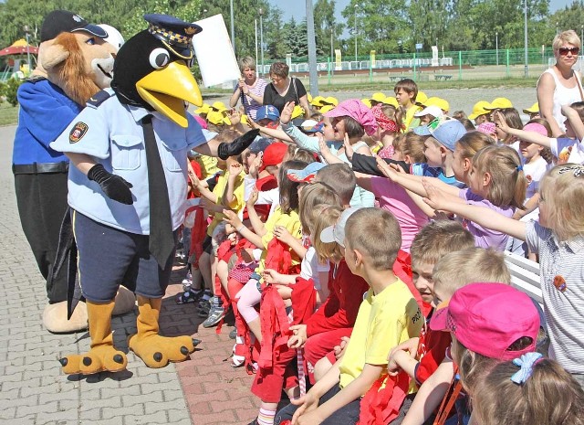 Maskotka Straży Miejskiej w Polkowicach - Komisarz Kruk wita się z uczestnikami "Strażomanii". Tuż za nim Kapitan Lew - maskotka polkowickiej policji.